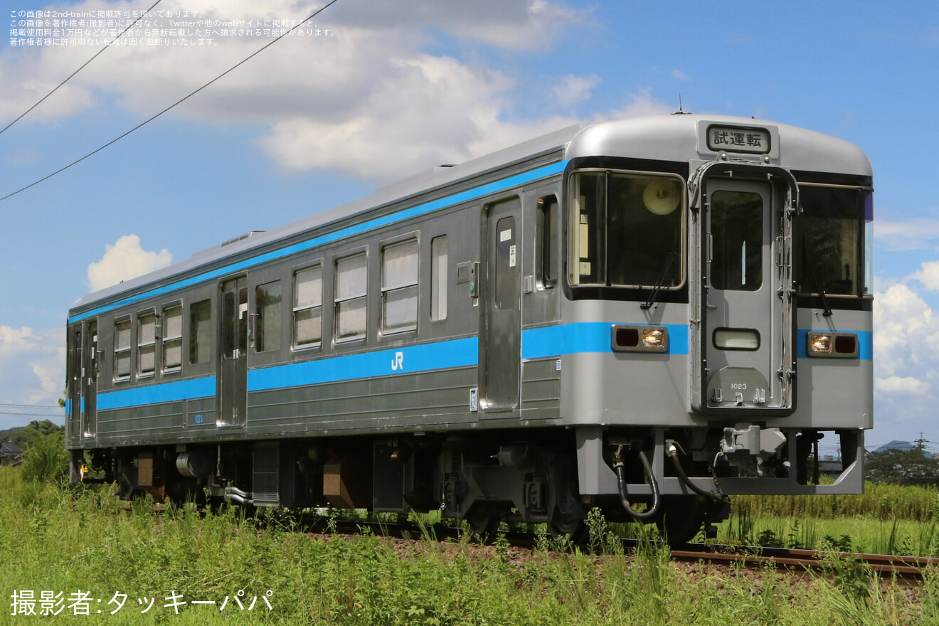 【JR四】1000形気動車1023号車が検査を終え多度津工場出場の拡大写真