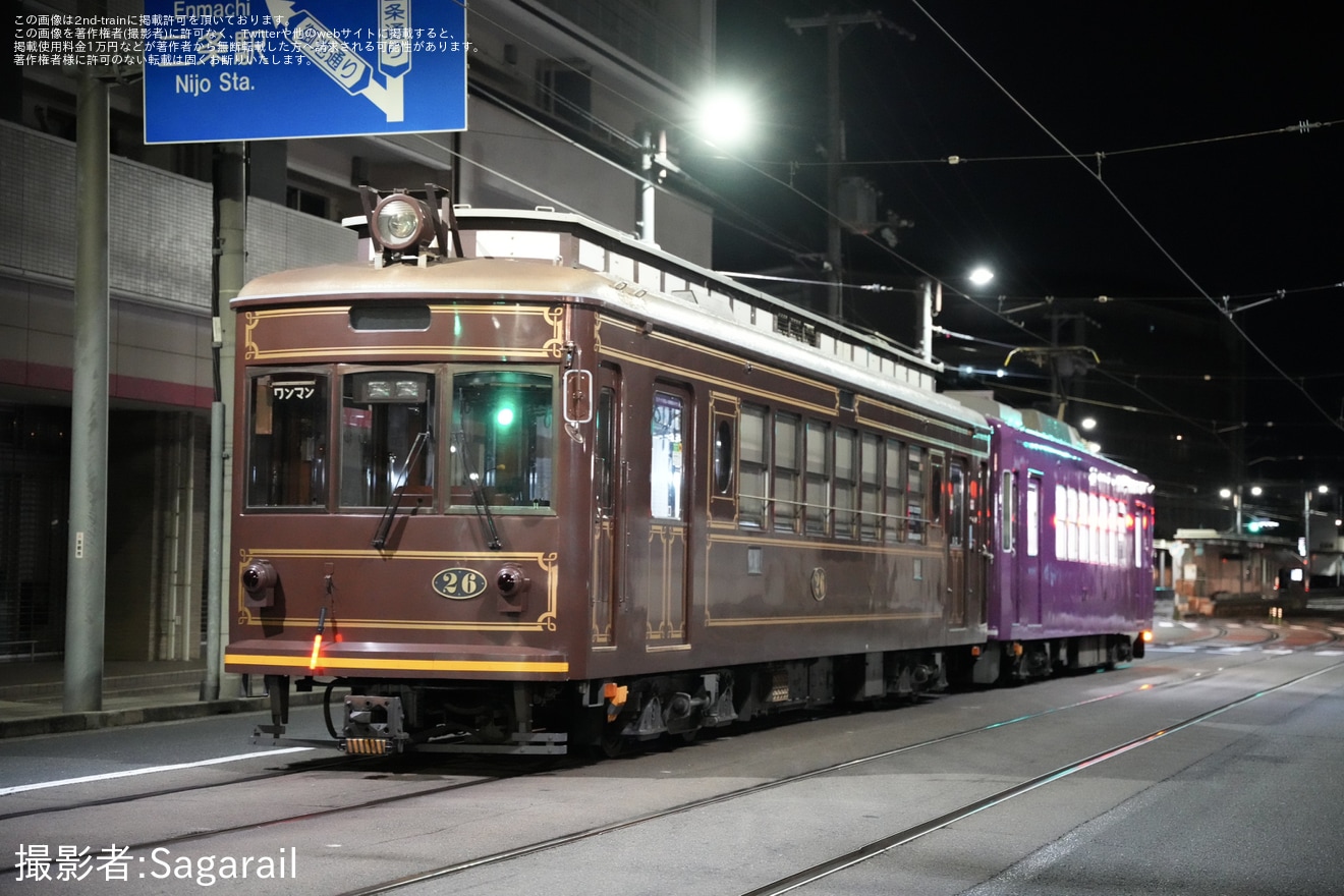 【京福】脱線したモボ21形26号車がモボ2001形2002号車により救援回送の拡大写真