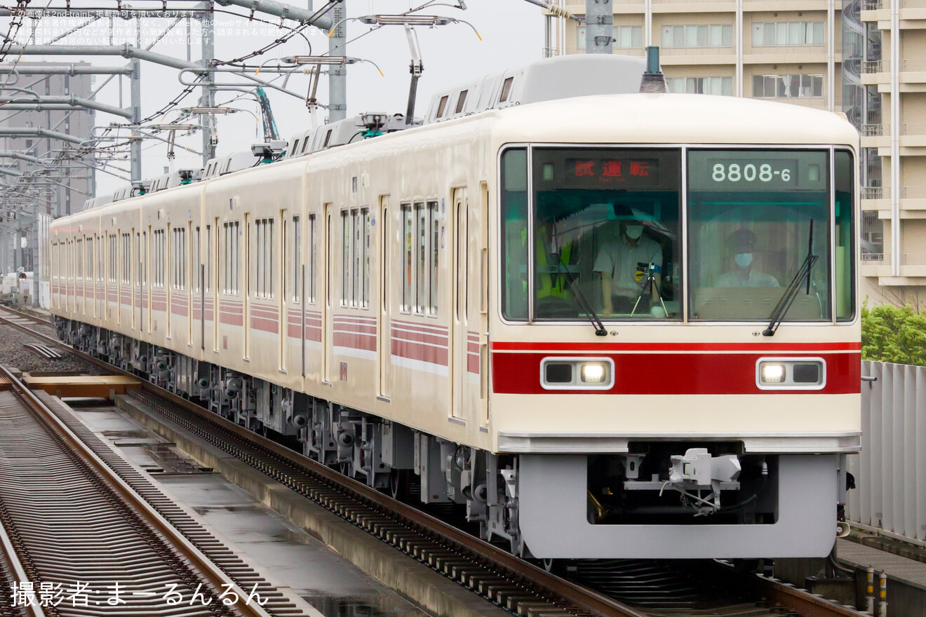 【新京成】8800形8808編成が京成千葉線直通色(復刻)で出場試運転の拡大写真