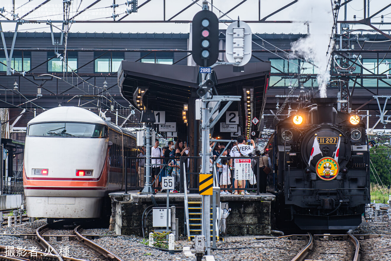 【東武】SL大樹へ秋の交通安全運動のヘッドマークが取り付けの拡大写真