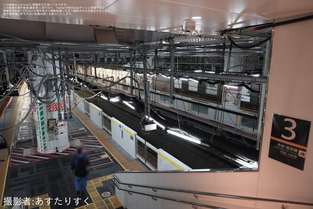 【JR東】御茶ノ水駅の総武線各駅停車のホームドアが使用開始の拡大写真