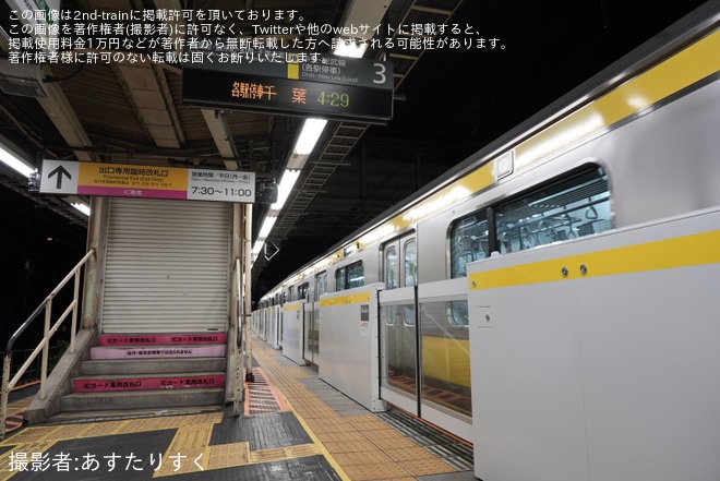 【JR東】御茶ノ水駅の総武線各駅停車のホームドアが使用開始を不明で撮影した写真