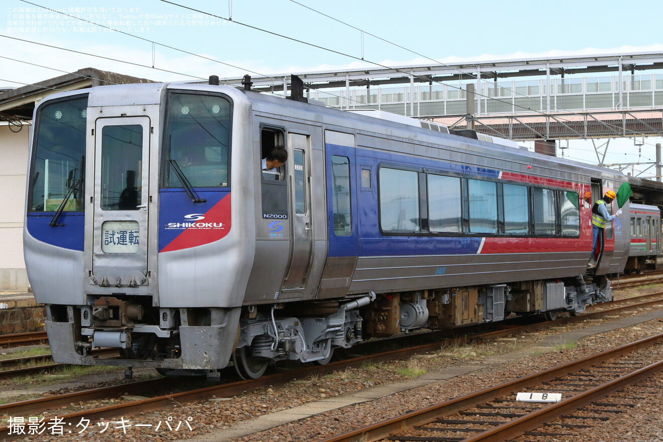 【JR四】2000系2428号車が検査を終えて多度津工場出場の拡大写真