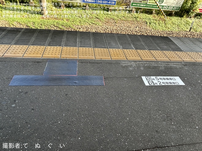 【JR東】昭島駅に新しい乗車位置ステッカー取り付け