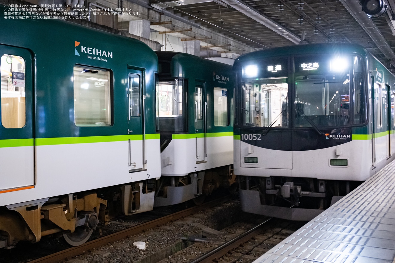 【京阪】13000系8両(13005-④-13055+13004-④-13054)を使用したホームドア輸送の回送の拡大写真