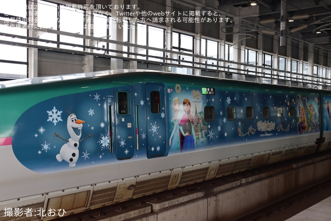 新函館北斗駅で撮影された【JR東】「Magical Journey Shinkansen」ラッピング開始