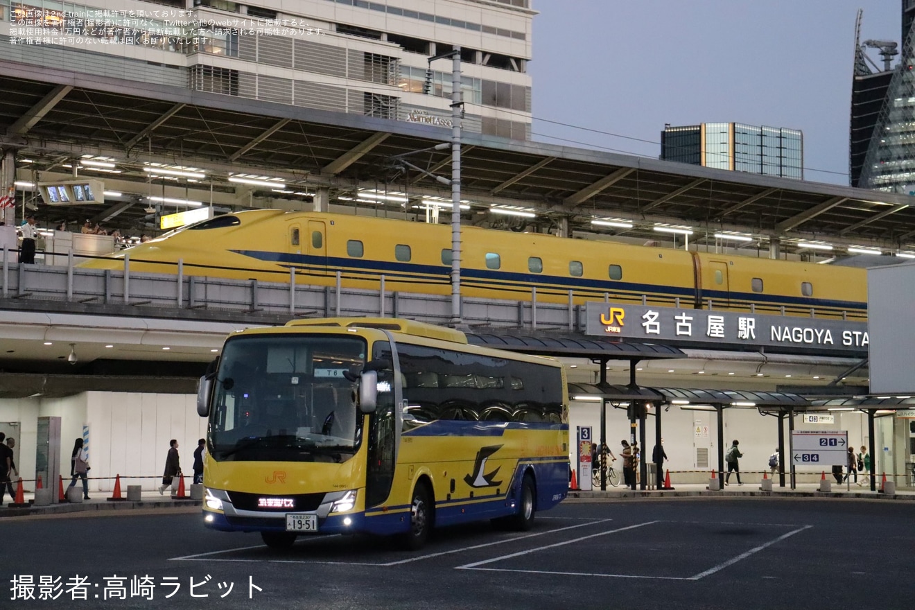 【JR海】ドクターイエロー体験乗車イベントに合わせて幸せの「黄色いバス」が停車の拡大写真