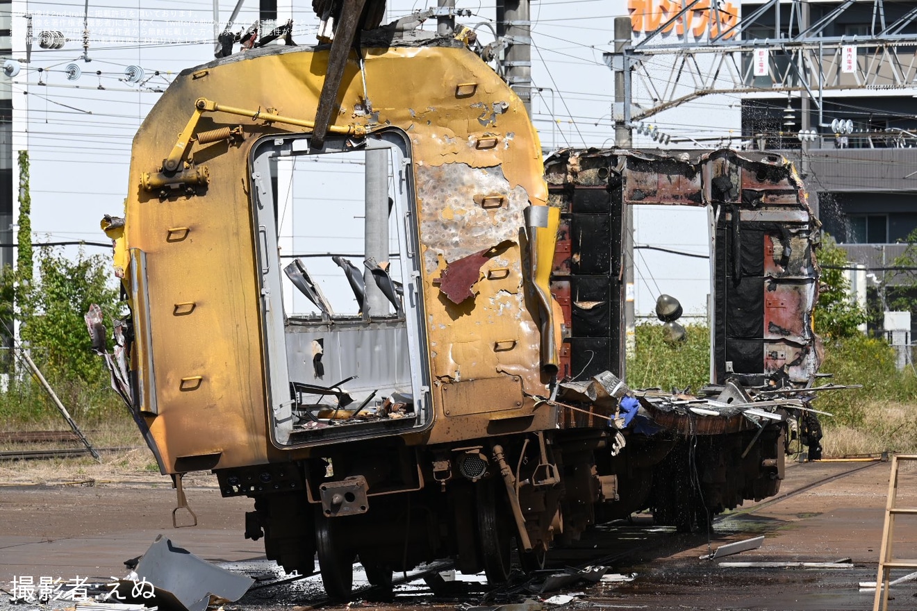 【JR東】255系Be-01編成の中間車(モハ254-1)が解体中の拡大写真