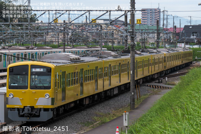 【西武】新2000系2451F+2453Fと新101系263Fが連結を小手指車両基地で撮影した写真