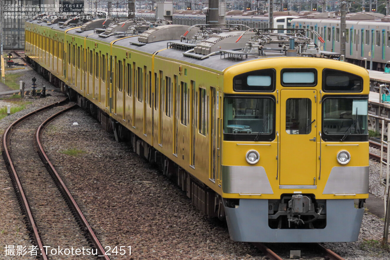 【西武】新2000系2451F+2453Fと新101系263Fが連結の拡大写真