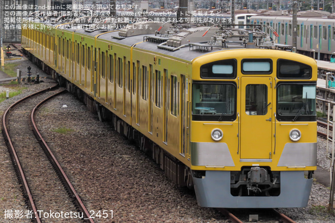 【西武】新2000系2451F+2453Fと新101系263Fが連結を小手指車両基地で撮影した写真