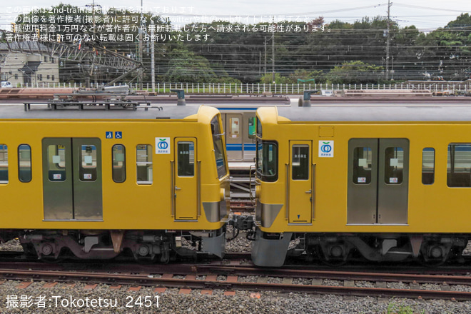 【西武】新2000系2451F+2453Fと新101系263Fが連結を小手指車両基地で撮影した写真