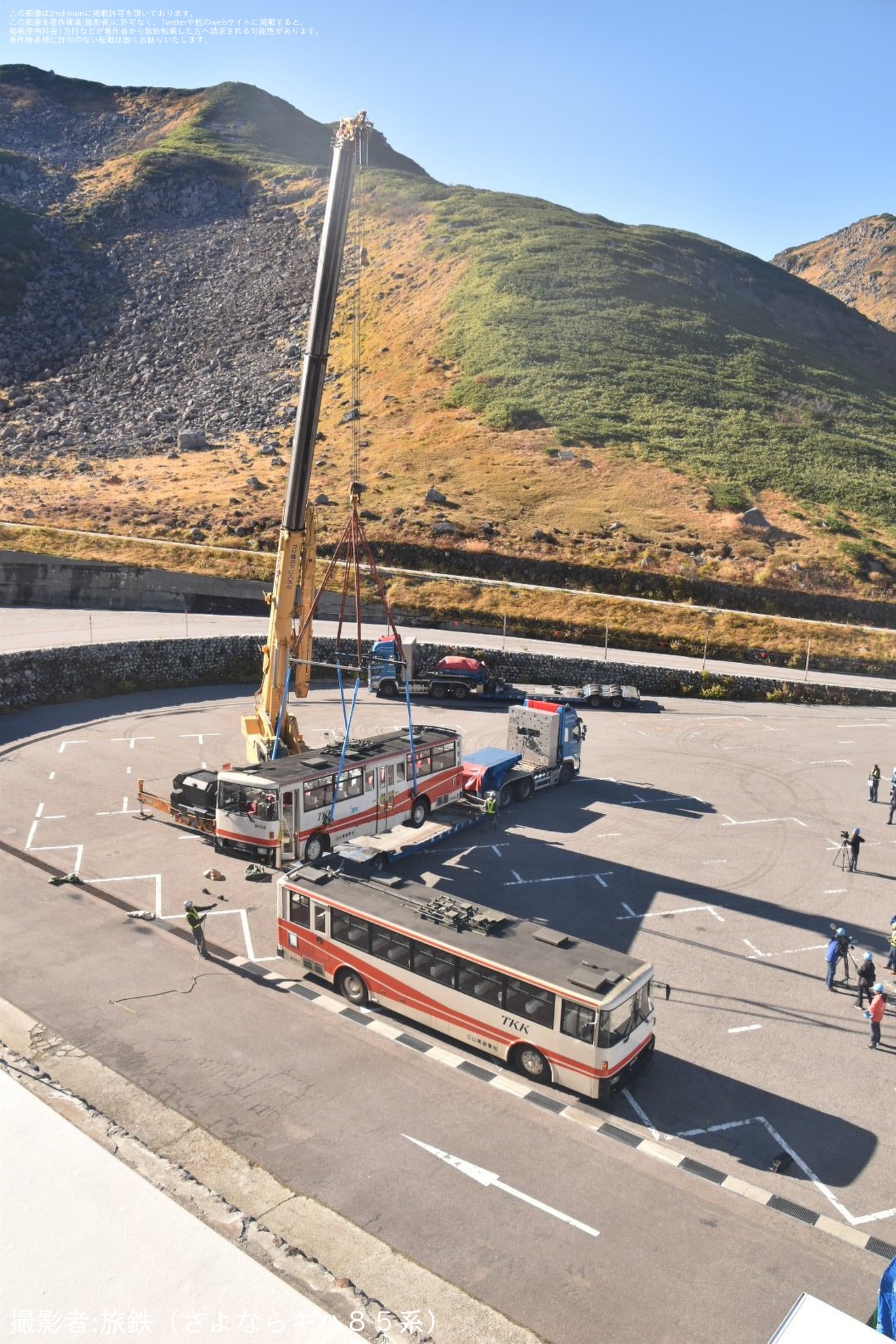 【立山黒部】トロリーバスの予備車が廃車のため搬出の拡大写真