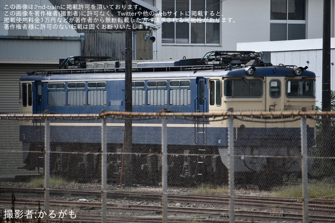 【JR貨】EF65-2139と思われる車両のナンバープレートが外されるを不明で撮影した写真