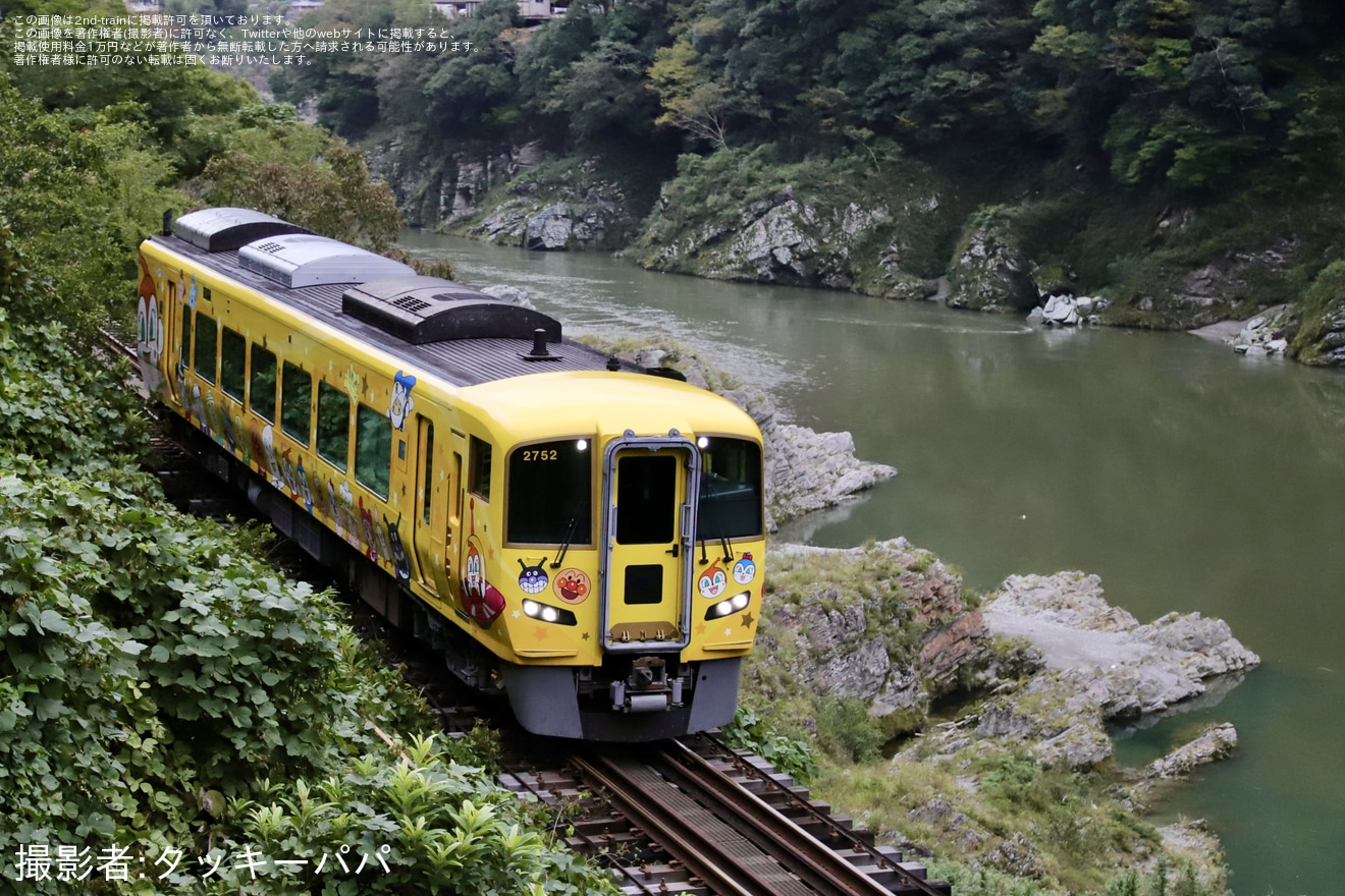 【JR四】2700系2752号車「きいろいアンパンマン列車」 多度津工場出場試運転の拡大写真