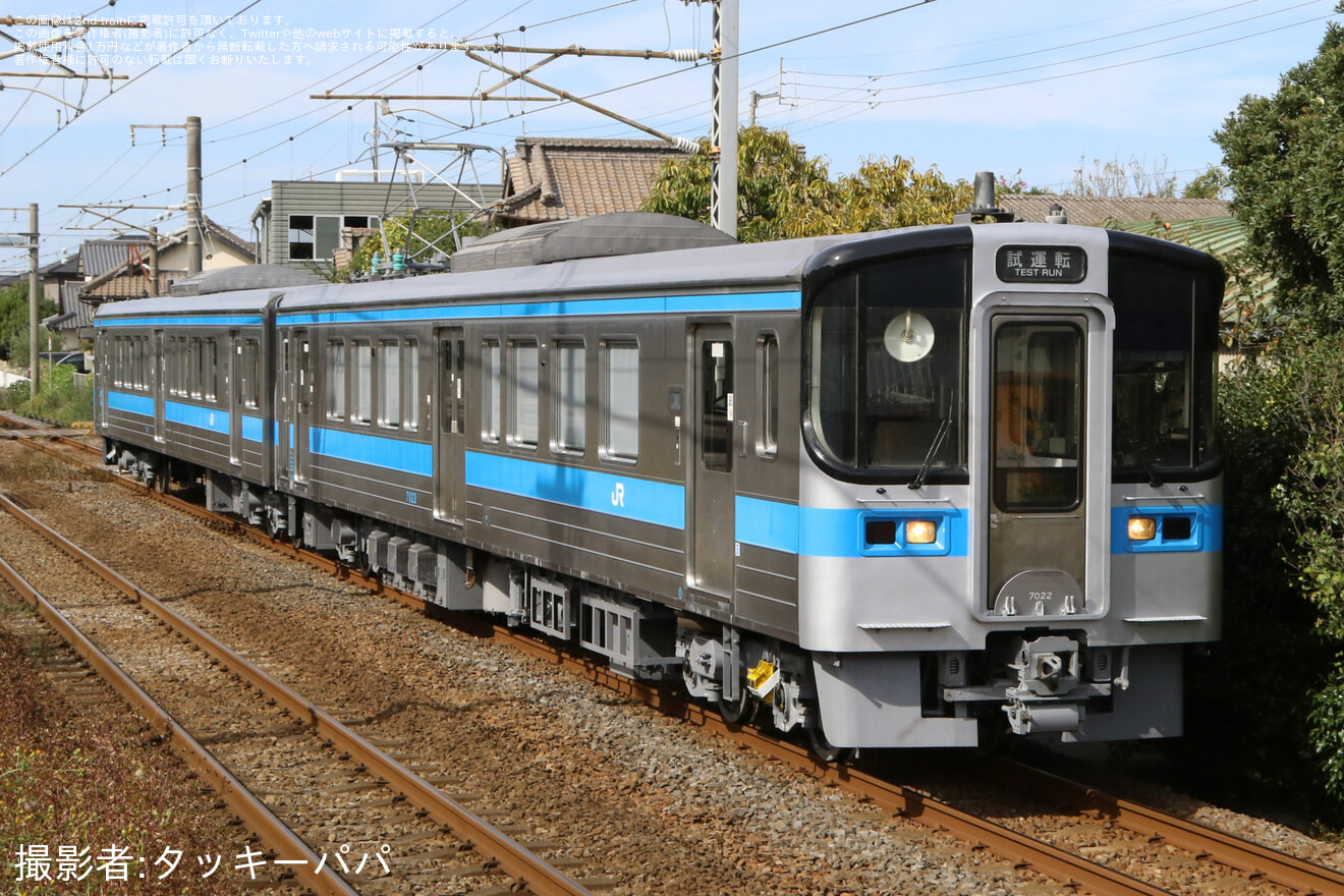 【JR四】7000系7022+7110が検査を終えて多度津工場出場の拡大写真