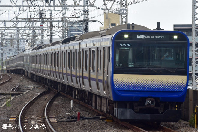 【JR東】E235系1000番台F-11編成+J-05編成幕張疎開を市川駅で撮影した写真