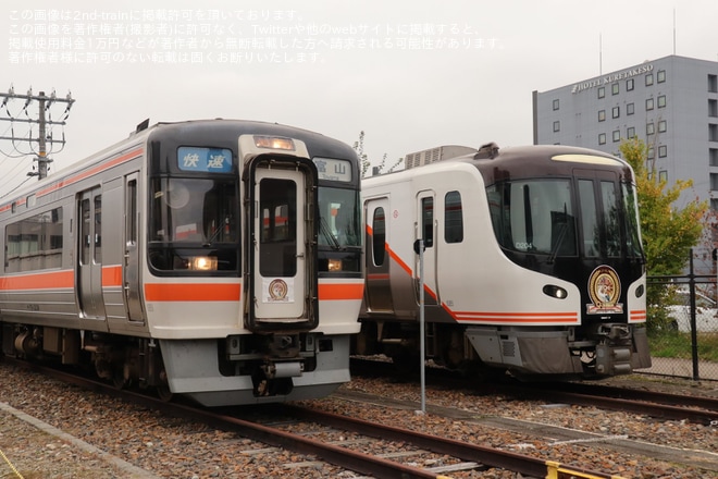 【JR海】高山駅でHC85系とキハ75系が展示を高山駅で撮影した写真