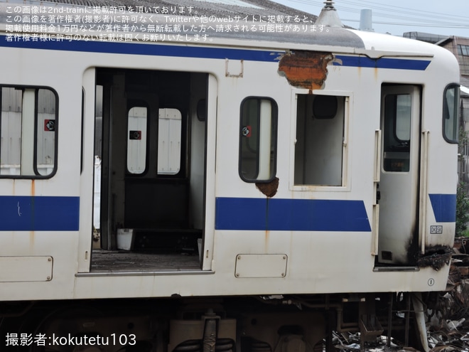 【JR九】415系Fk-516編成解体中を小倉総合車両センターで撮影した写真