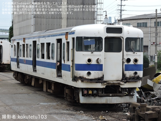 【JR九】415系Fk-516編成解体中を小倉総合車両センターで撮影した写真