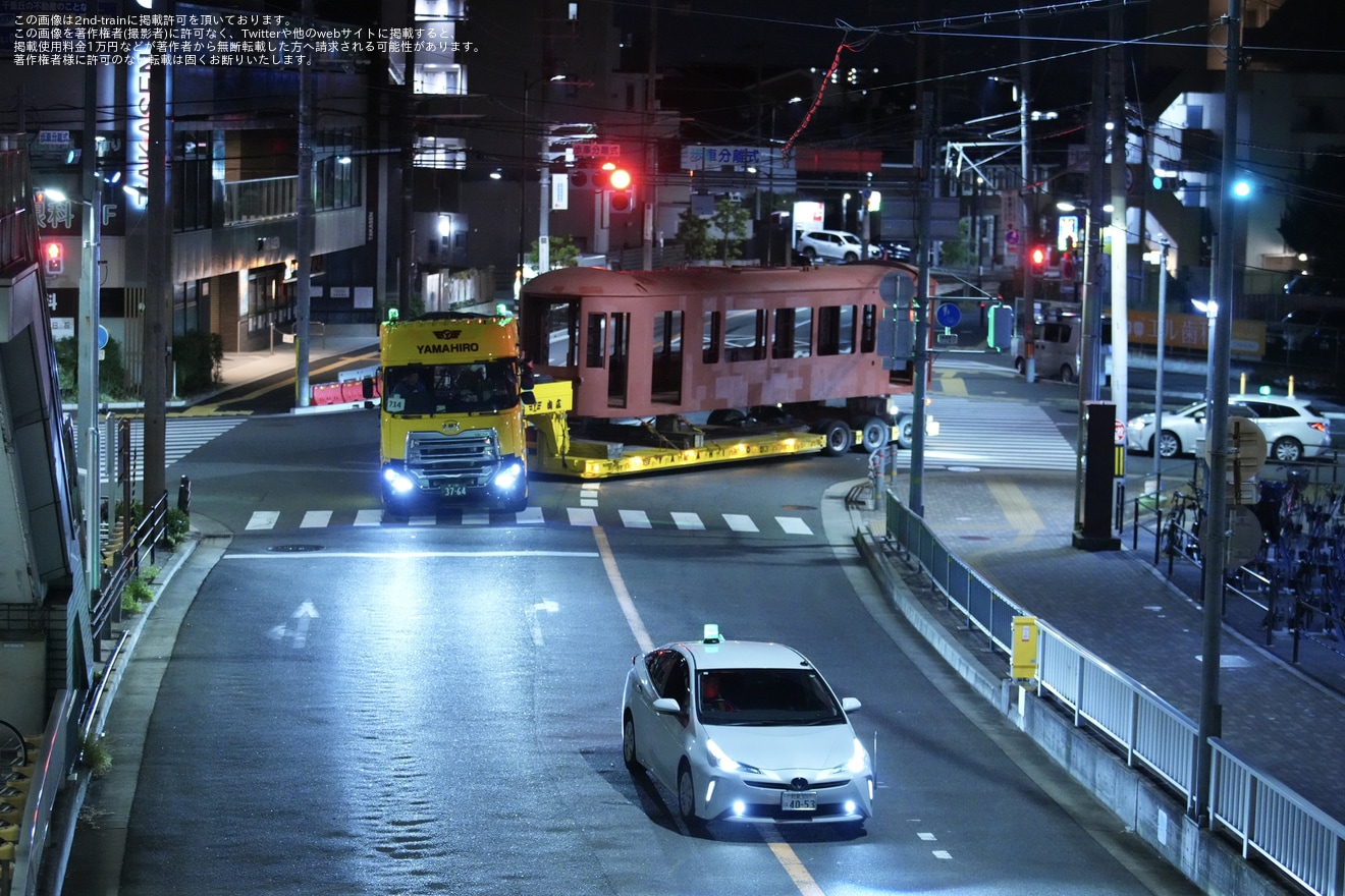 【京福】嵐電のKYOTRAMと思われる車両の構体が陸送(202411)の拡大写真