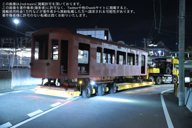 【京福】嵐電のKYOTRAMと思われる車両の構体が陸送(202411)を不明で撮影した写真