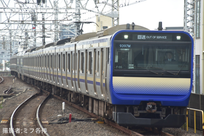 【JR東】E235系1000番台F-05編成幕張車両センター送り込み回送を市川駅で撮影した写真