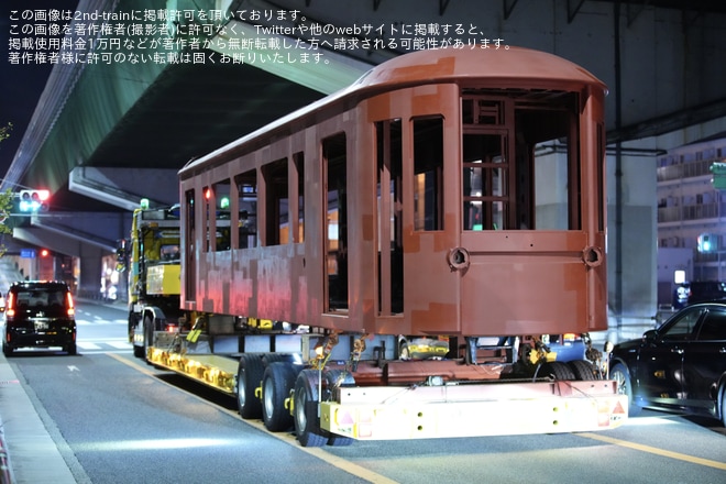 【京福】嵐電のKYOTRAMと思われる車両の構体が陸送(202411)を不明で撮影した写真