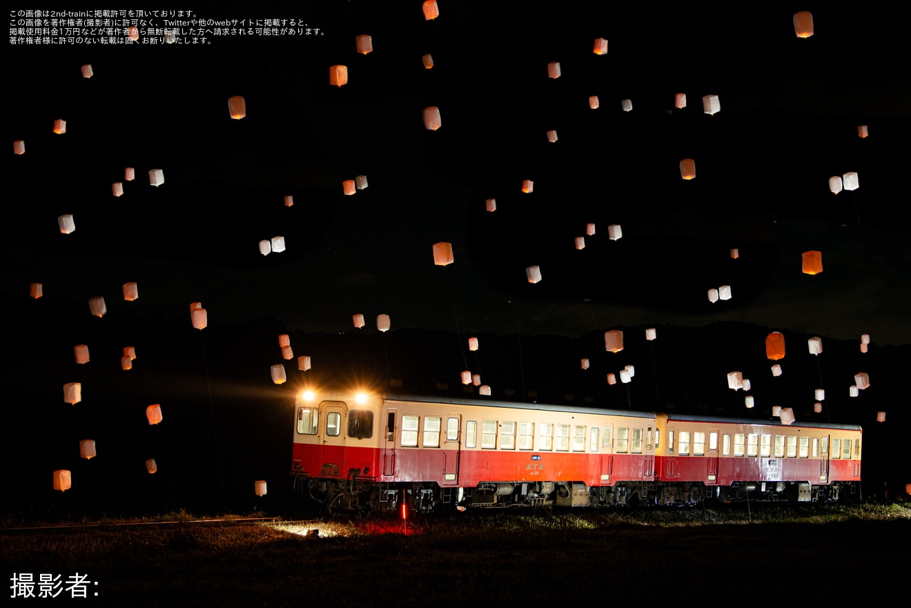 【小湊】レトロな列車×ランタンの灯りの共演！「夜空に浮かぶ灯りと列車」が開催(2024)の拡大写真