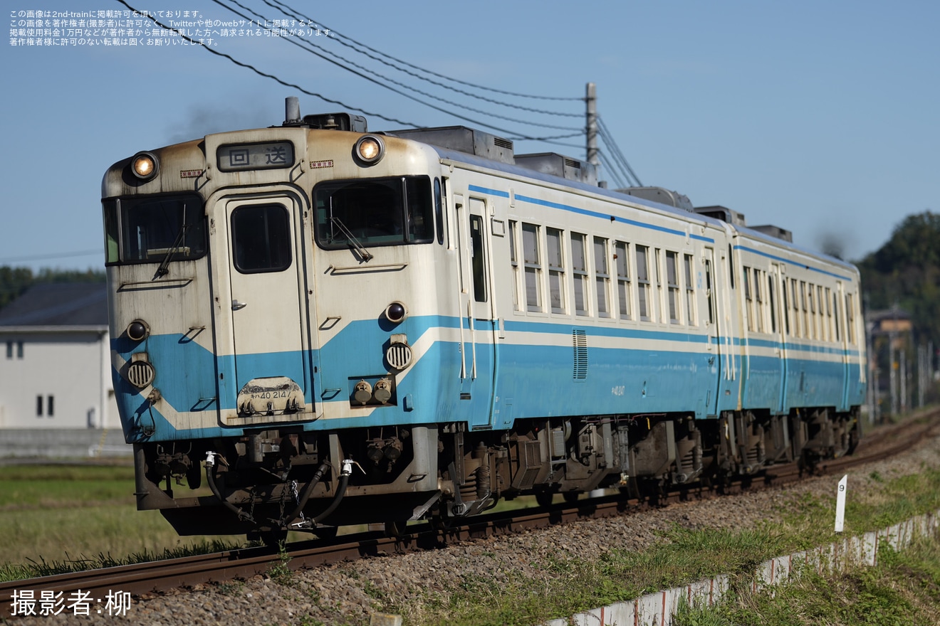 【JR四】「にし阿波の花火2024」の臨時列車で徳島線をキハ47が走行の拡大写真
