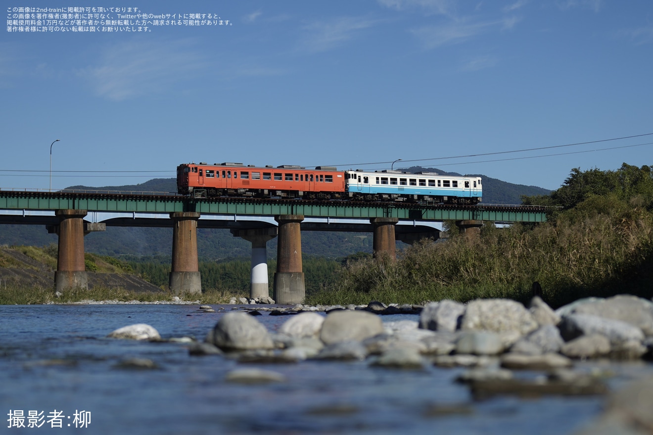 【JR四】「にし阿波の花火2024」の臨時列車で徳島線をキハ47が走行の拡大写真