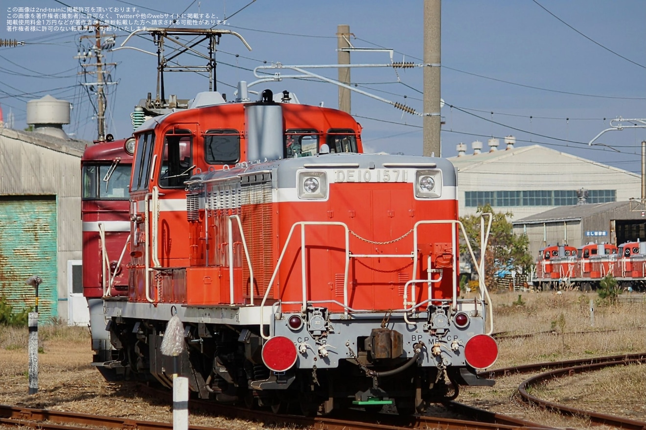 【JR東】DE10-1571が秋田総合車両センターへ配給輸送の拡大写真