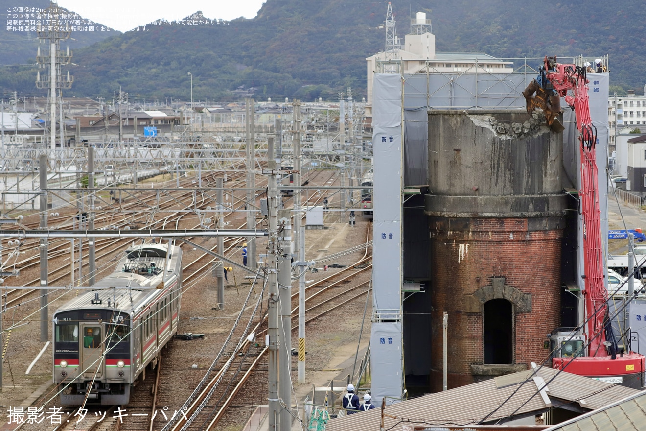 【JR四】多度津駅構内に残っていた国の登録有形文化財の給水塔の解体が始まるの拡大写真