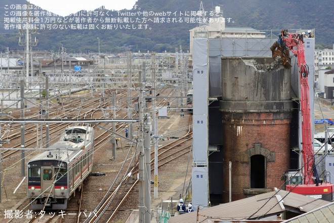 【JR四】多度津駅構内に残っていた国の登録有形文化財の給水塔の解体が始まるを多度津駅で撮影した写真