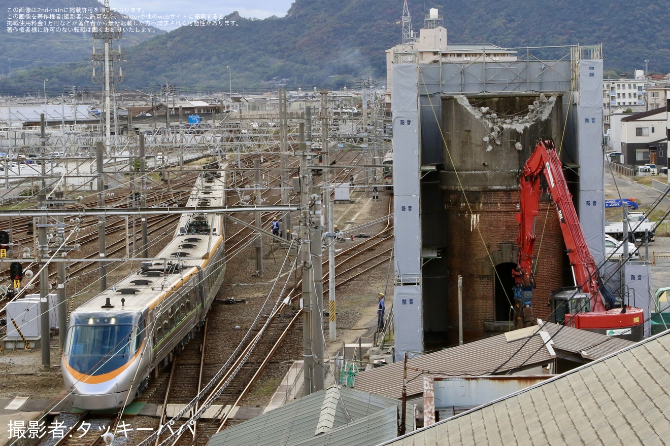 【JR四】多度津駅構内に残っていた国の登録有形文化財の給水塔の解体が始まるの拡大写真