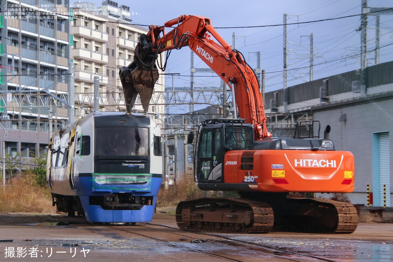 【JR東】255系Be-01編成のクハ255-1が解体中の拡大写真