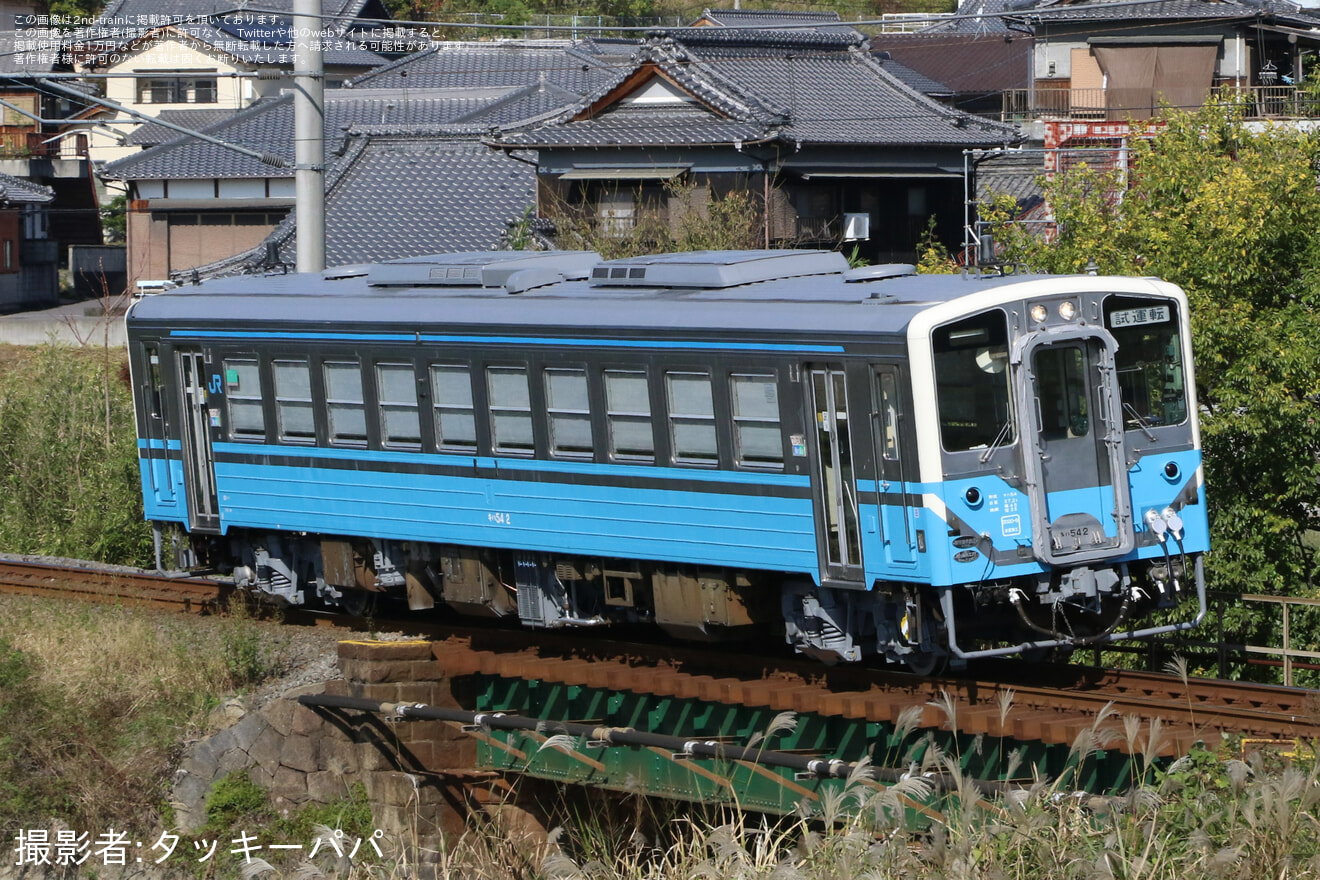 【JR四】キハ54-2が検査を終えて多度津工場出場の拡大写真