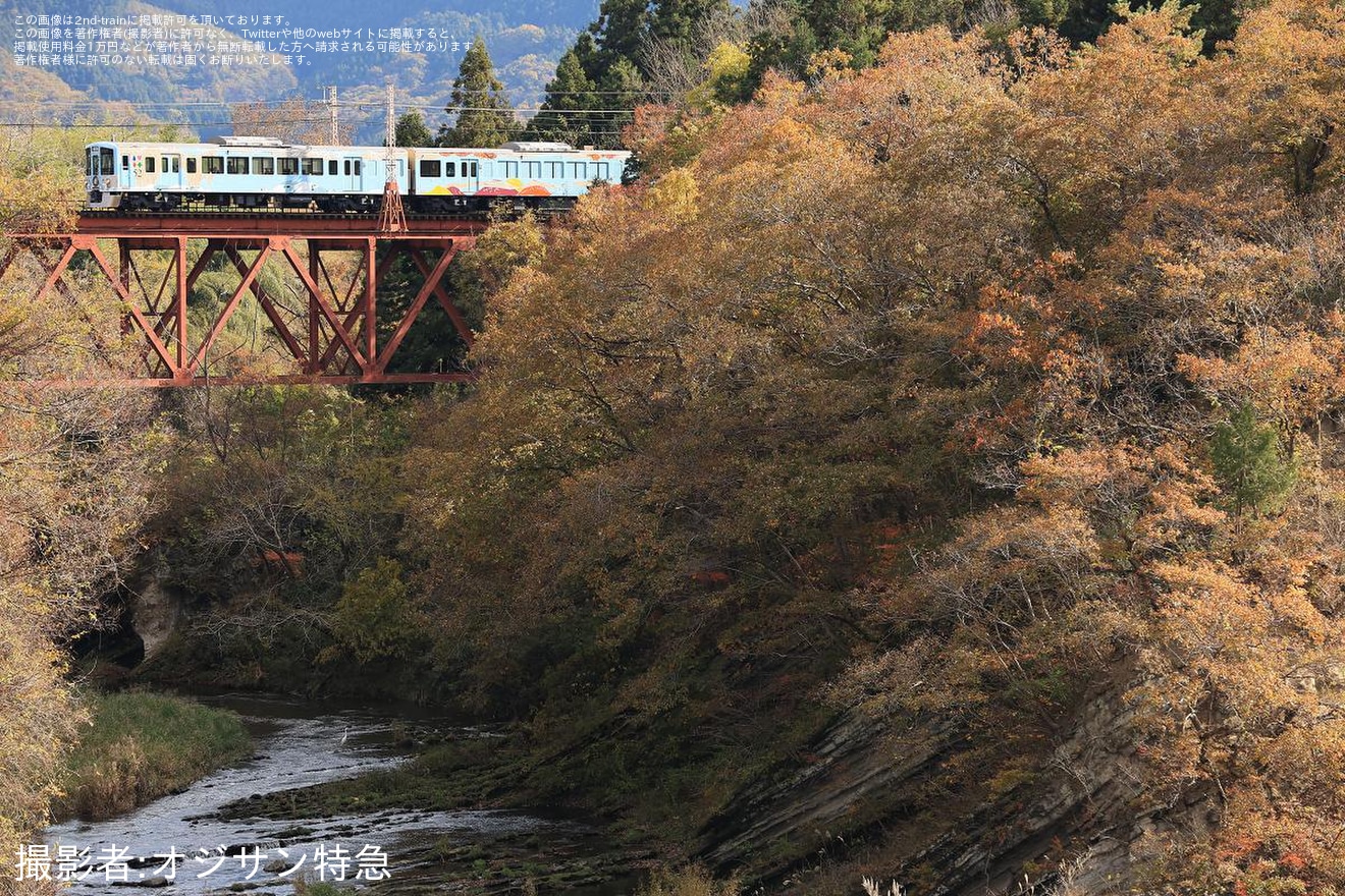 【西武】「52席の至福」が秩父鉄道を走行「『52席の至福』長瀞紅葉トレイン ～天下の勝地 長瀞紅葉旅～」ツアーの拡大写真