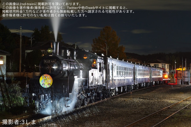 【真岡】「アイドルマスター」ヘッドマーク付きのSLもおかが事故の影響で夜汽車状態で回送