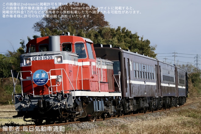 【真岡】DE10形1535号機「北星」ヘッドマークを取り付け開始を不明で撮影した写真