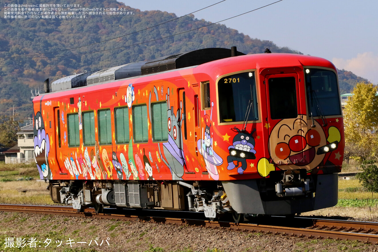 【JR四】2700系気動車2701号車「あかいアンパンマン列車」が検査を終えて多度津工場出場の拡大写真