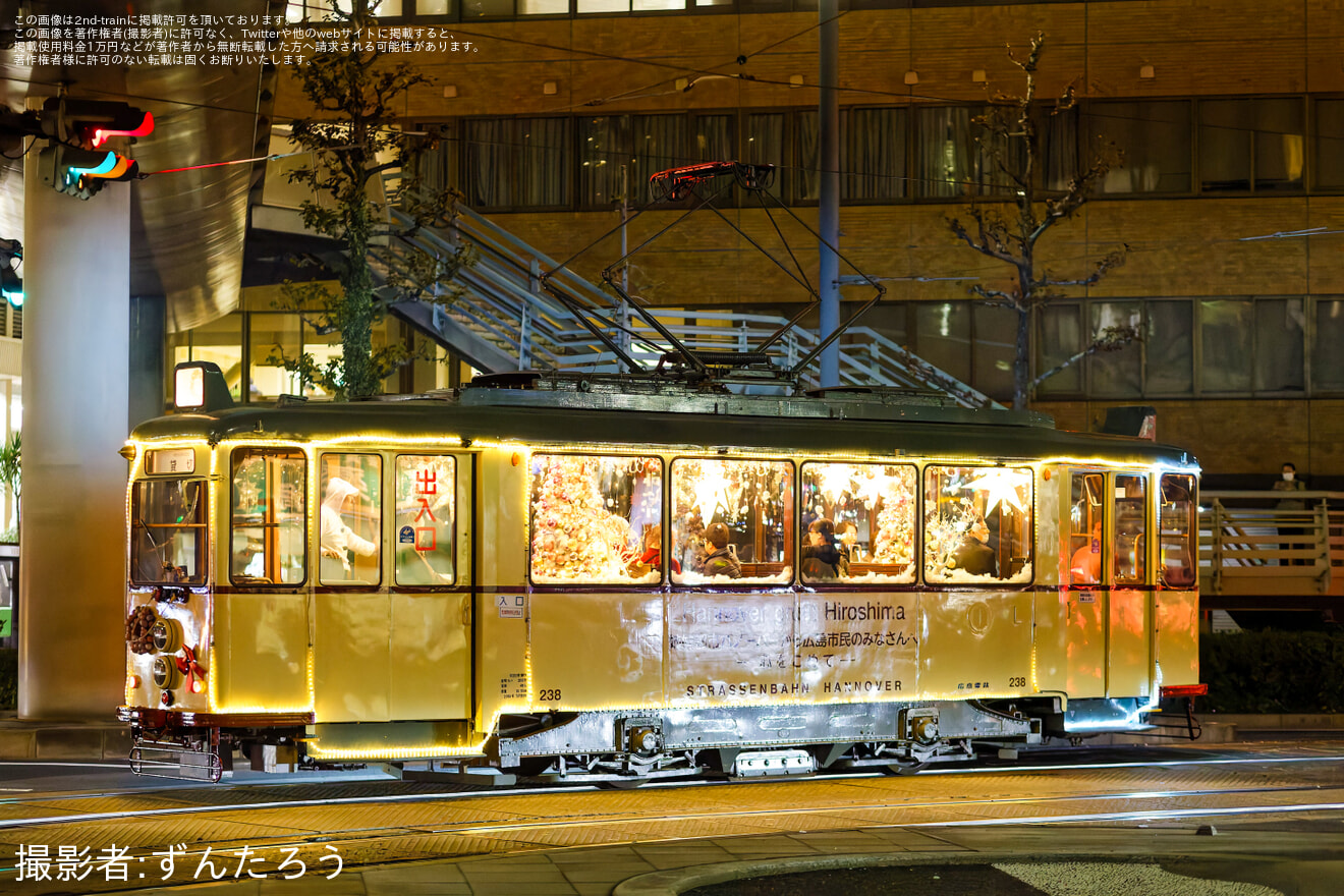 【広電】ハノーバー電車「クリスマス電車」として運行開始の拡大写真