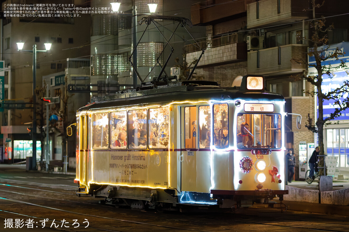 【広電】ハノーバー電車「クリスマス電車」として運行開始の拡大写真