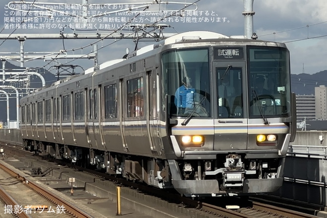 【JR西】223系V19編成が試運転を不明で撮影した写真