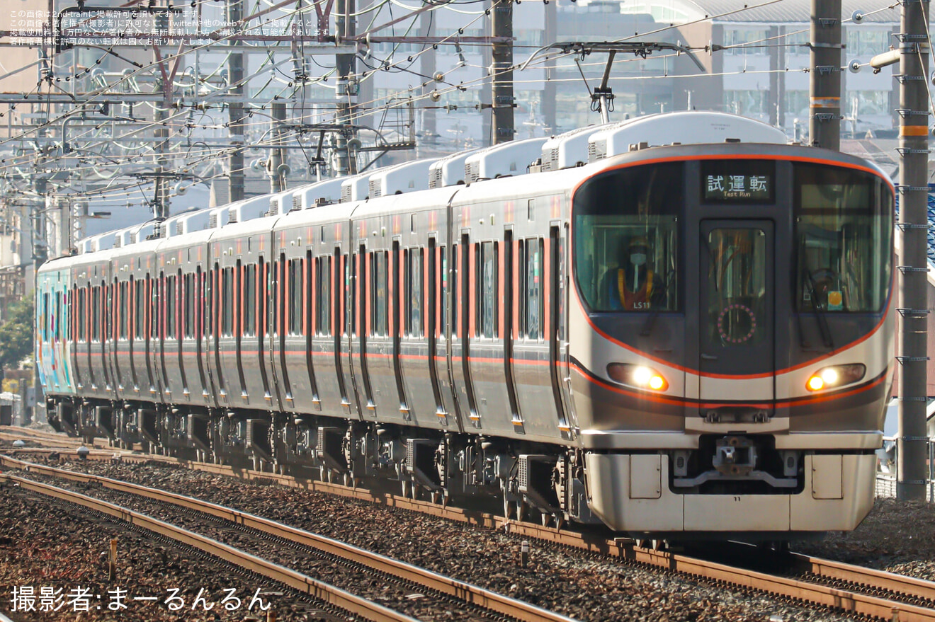 【JR西】323系LS11編成「Parade Train」吹田総合車両所本所出場試運転の拡大写真