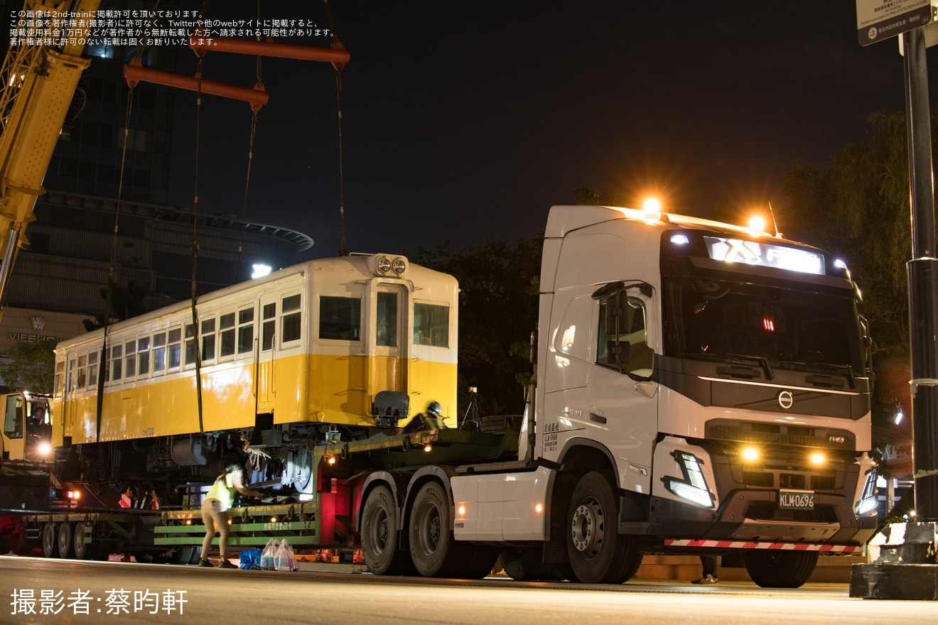 【台鐵】蒸気機関車LDK58 と気動車LDR2201が陸送の拡大写真