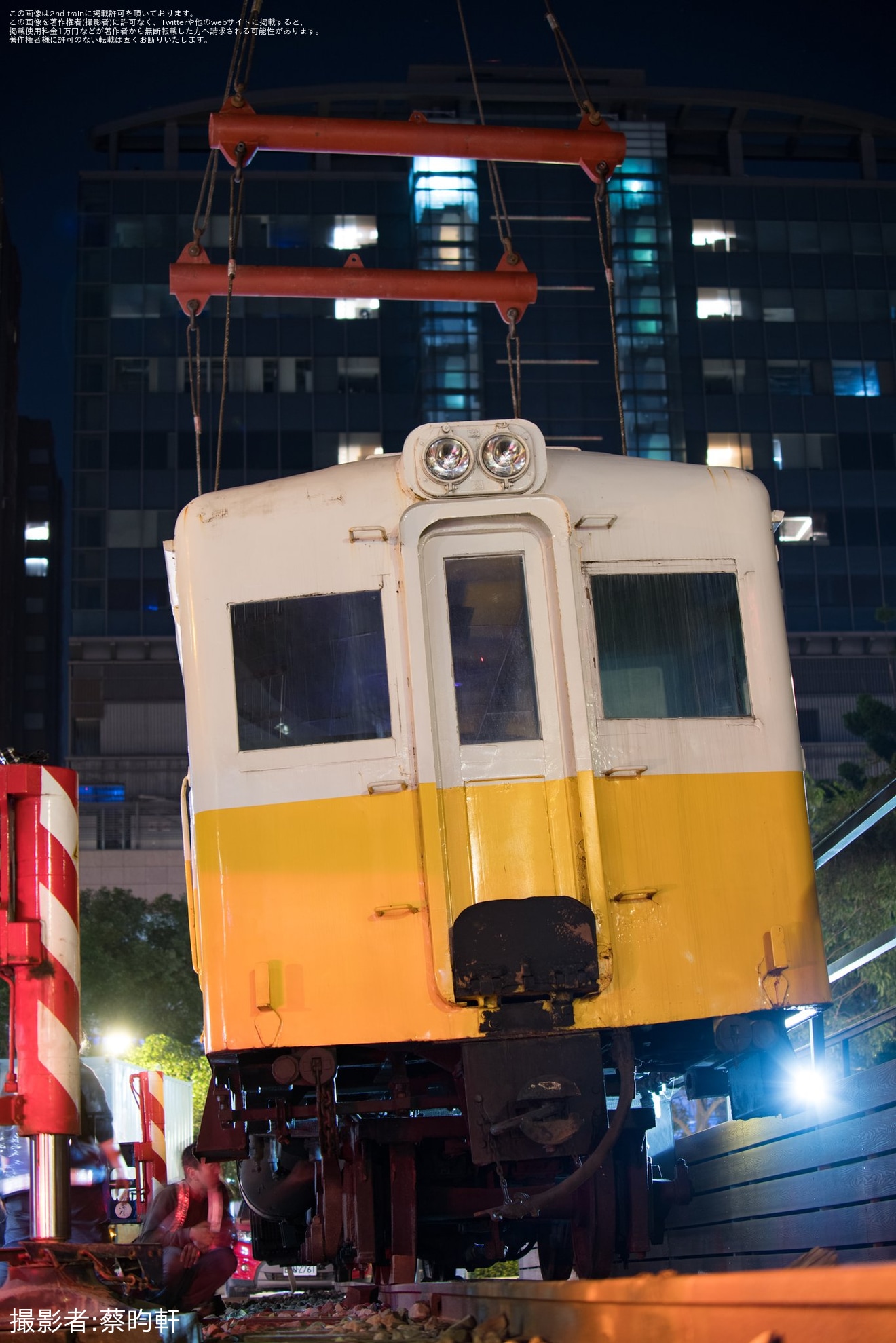 【台鐵】蒸気機関車LDK58 と気動車LDR2201が陸送の拡大写真