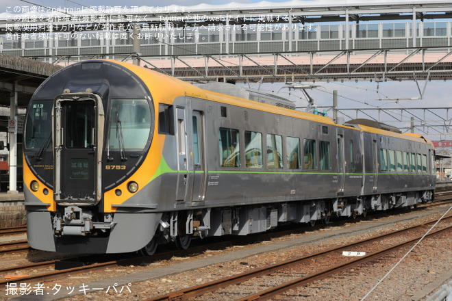 【JR四】8600系E13編成が検査を終えて多度津工場出場を多度津駅で撮影した写真