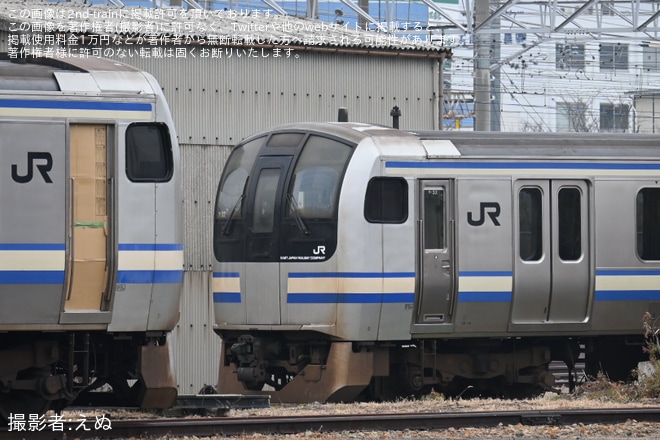 【JR東】E217系Y-32編成の二階建てグリーン車が解体中を不明で撮影した写真