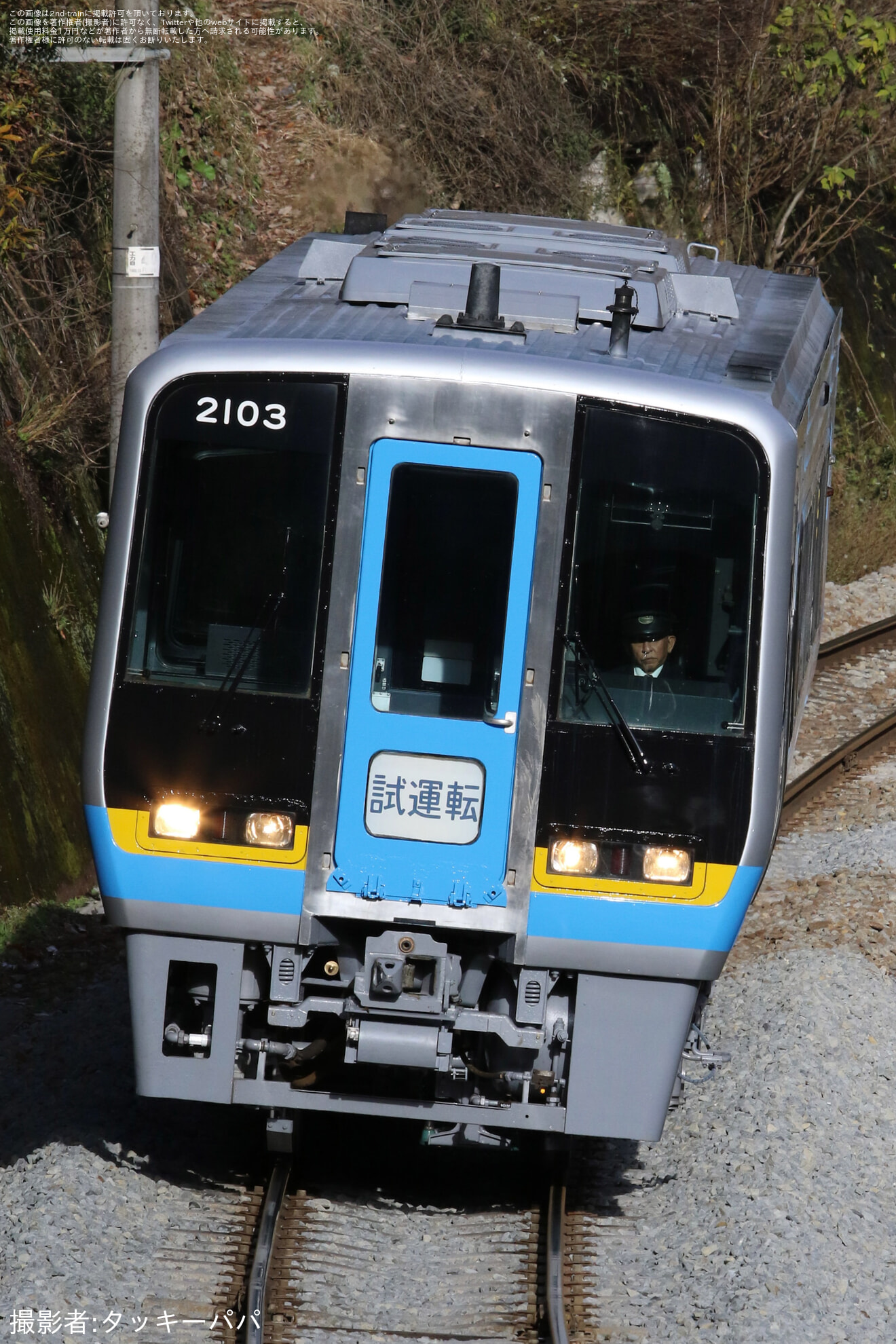 【JR四】2000系2103号車が全般検査を終えて多度津工場を出場の拡大写真